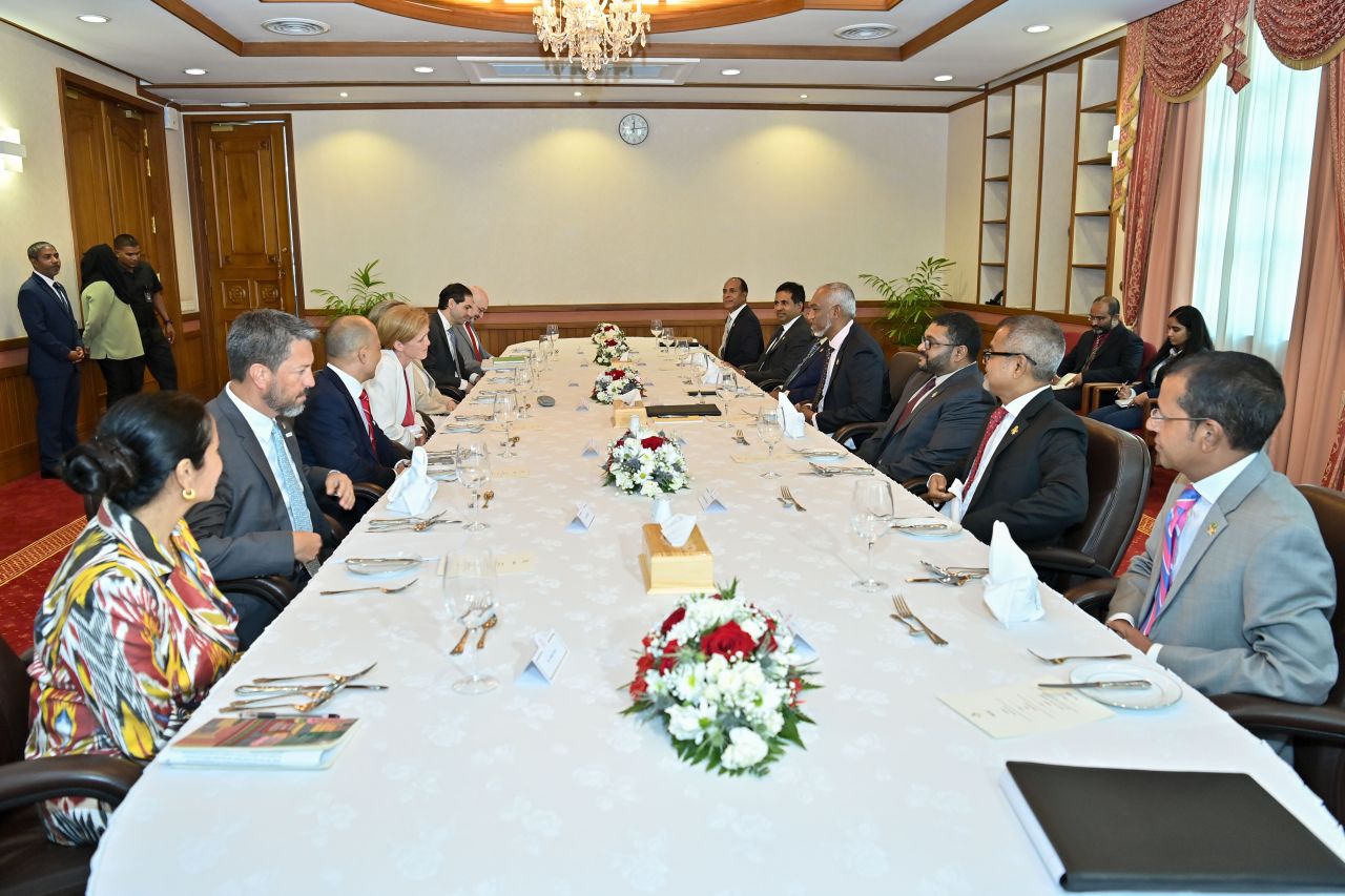 ބޭރު ގައުމުތަކުގެ އިސްވެރިންނާއެކު، ރައީސް މުއިއްޒު ބޭއްވި ބައްދަލުކުރެއްވުން