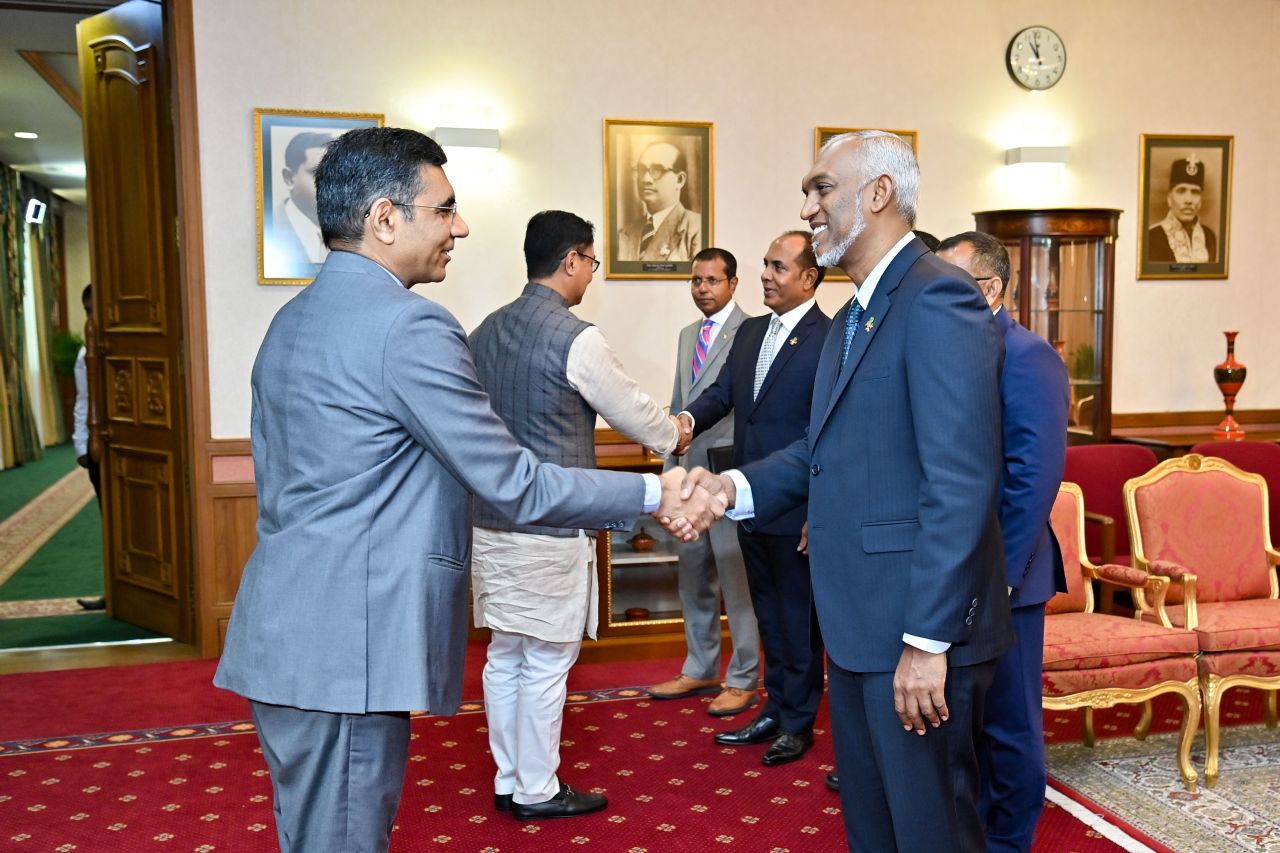 ބޭރު ގައުމުތަކުގެ އިސްވެރިންނާއެކު، ރައީސް މުއިއްޒު ބޭއްވި ބައްދަލުކުރެއްވުން