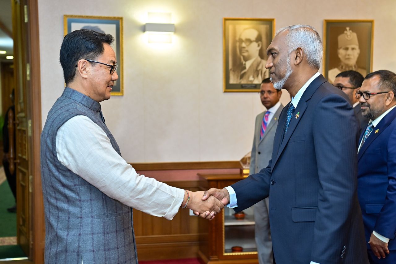 ބޭރު ގައުމުތަކުގެ އިސްވެރިންނާއެކު، ރައީސް މުއިއްޒު ބޭއްވި ބައްދަލުކުރެއްވުން