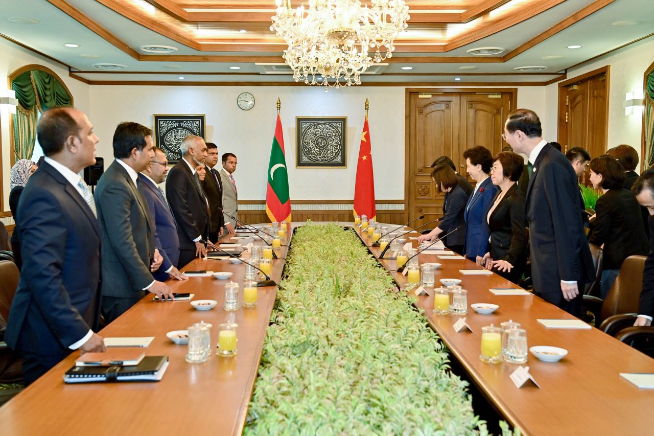 ބޭރު ގައުމުތަކުގެ އިސްވެރިންނާއެކު، ރައީސް މުއިއްޒު ބޭއްވި ބައްދަލުކުރެއްވުން