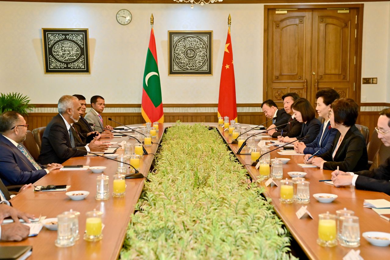 ބޭރު ގައުމުތަކުގެ އިސްވެރިންނާއެކު، ރައީސް މުއިއްޒު ބޭއްވި ބައްދަލުކުރެއްވުން