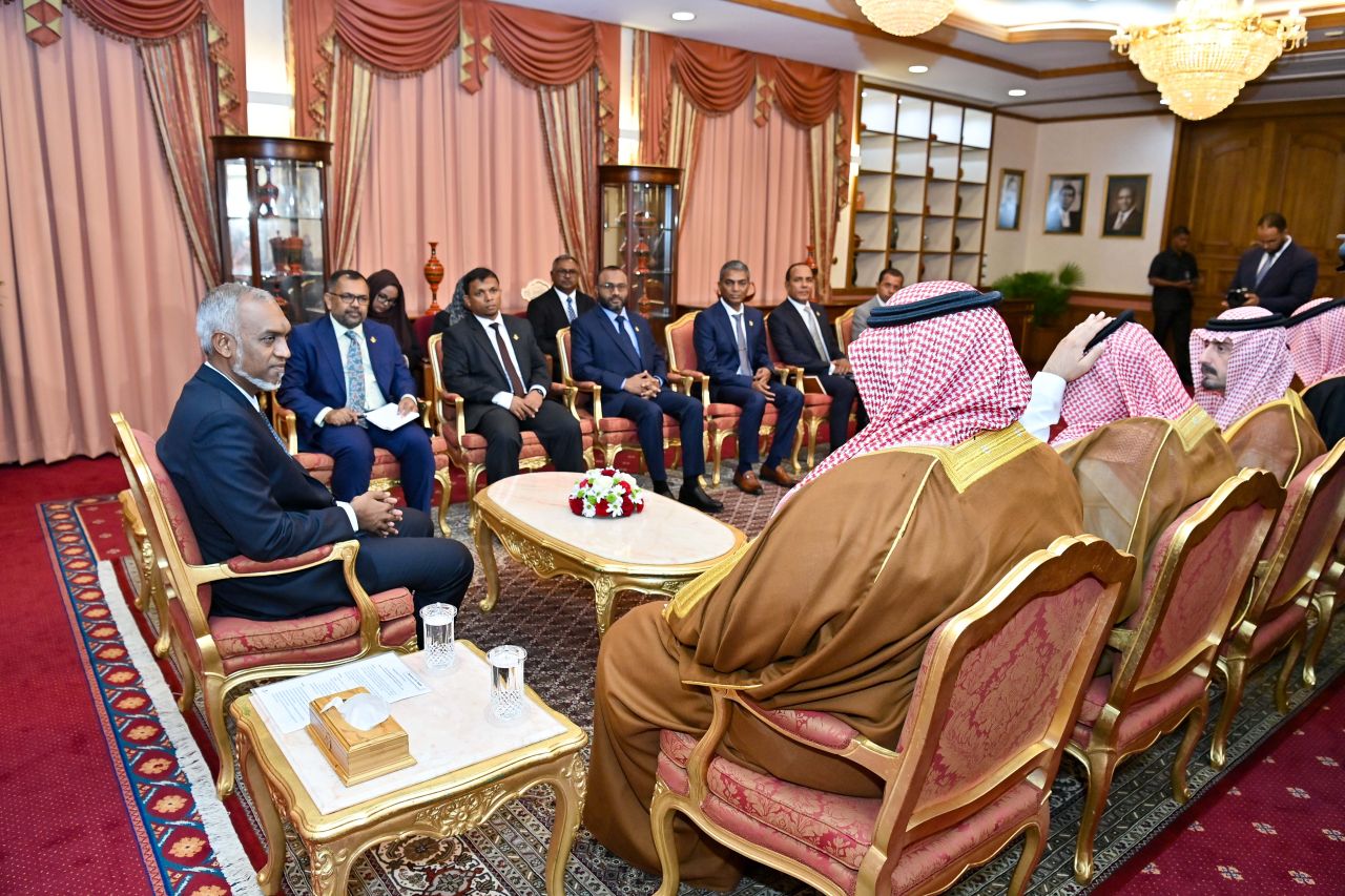 ބޭރު ގައުމުތަކުގެ އިސްވެރިންނާއެކު، ރައީސް މުއިއްޒު ބޭއްވި ބައްދަލުކުރެއްވުން