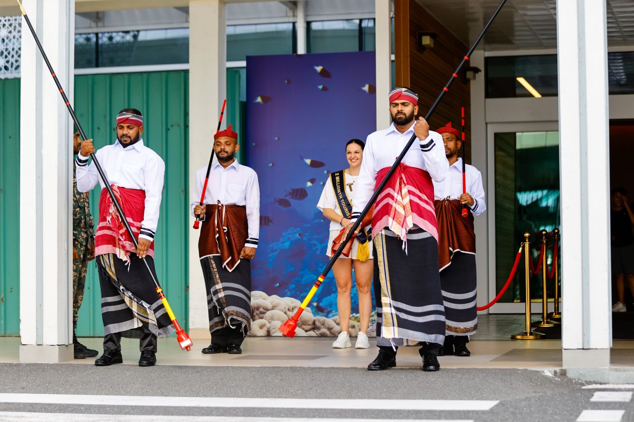 ދެ މިލިއަން ވަނަ ފަތުރުވެރިޔާއަށް މަރުހަބާ ކިޔުން