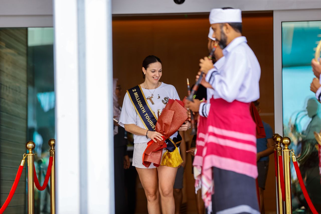 ދެ މިލިއަން ވަނަ ފަތުރުވެރިޔާއަށް މަރުހަބާ ކިޔުން