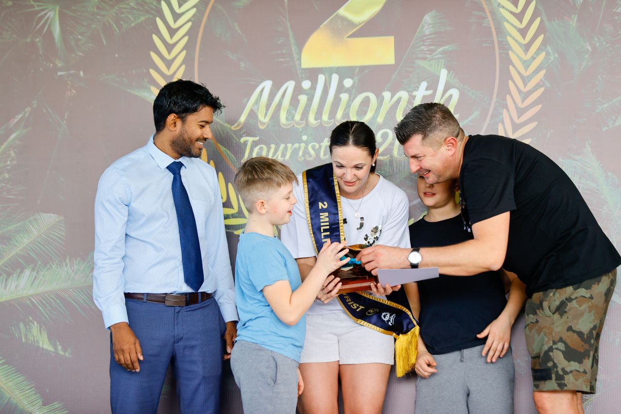 ދެ މިލިއަން ވަނަ ފަތުރުވެރިޔާއަށް މަރުހަބާ ކިޔުން