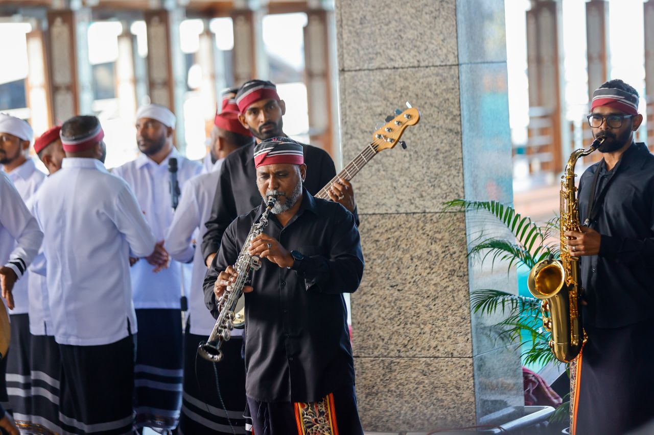 ދެ މިލިއަން ވަނަ ފަތުރުވެރިޔާއަށް މަރުހަބާ ކިޔުން