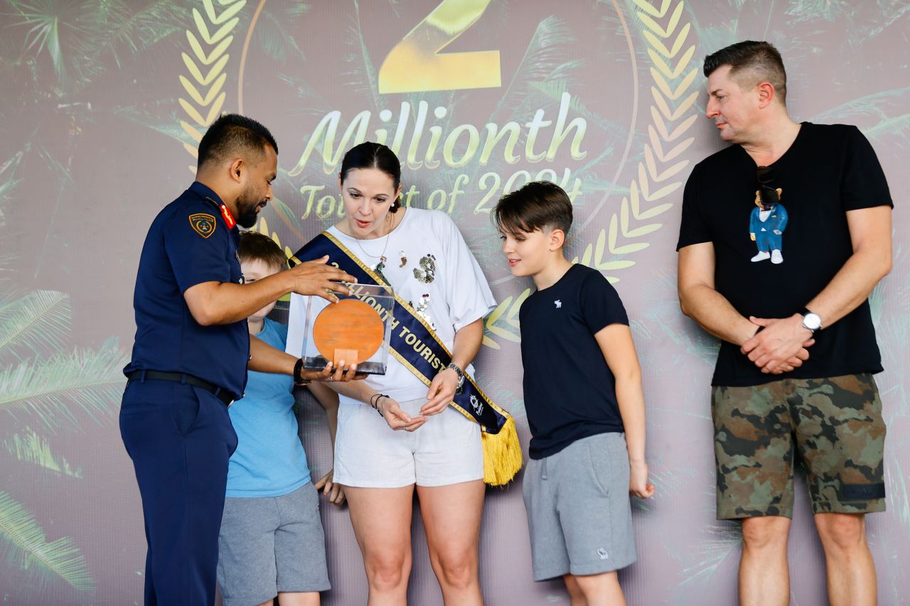 ދެ މިލިއަން ވަނަ ފަތުރުވެރިޔާއަށް މަރުހަބާ ކިޔުން