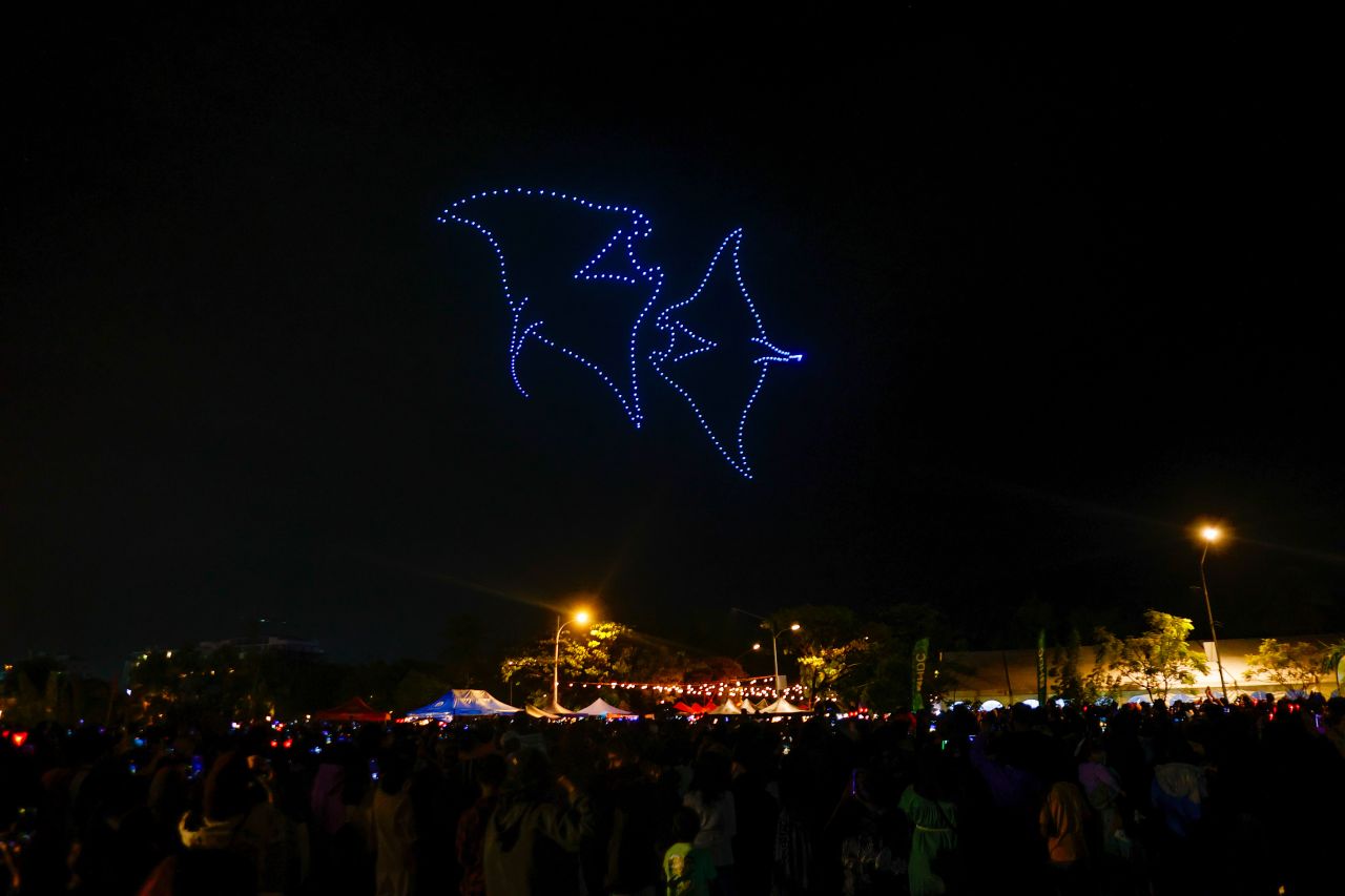 ޑްރޯން ޝޯ އަދި ހަވާ އެރުވުމާ އެކު 2025 އަށް މަރުހަބާ ކިޔުން