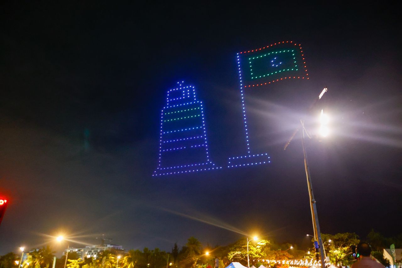 ޑްރޯން ޝޯ އަދި ހަވާ އެރުވުމާ އެކު 2025 އަށް މަރުހަބާ ކިޔުން