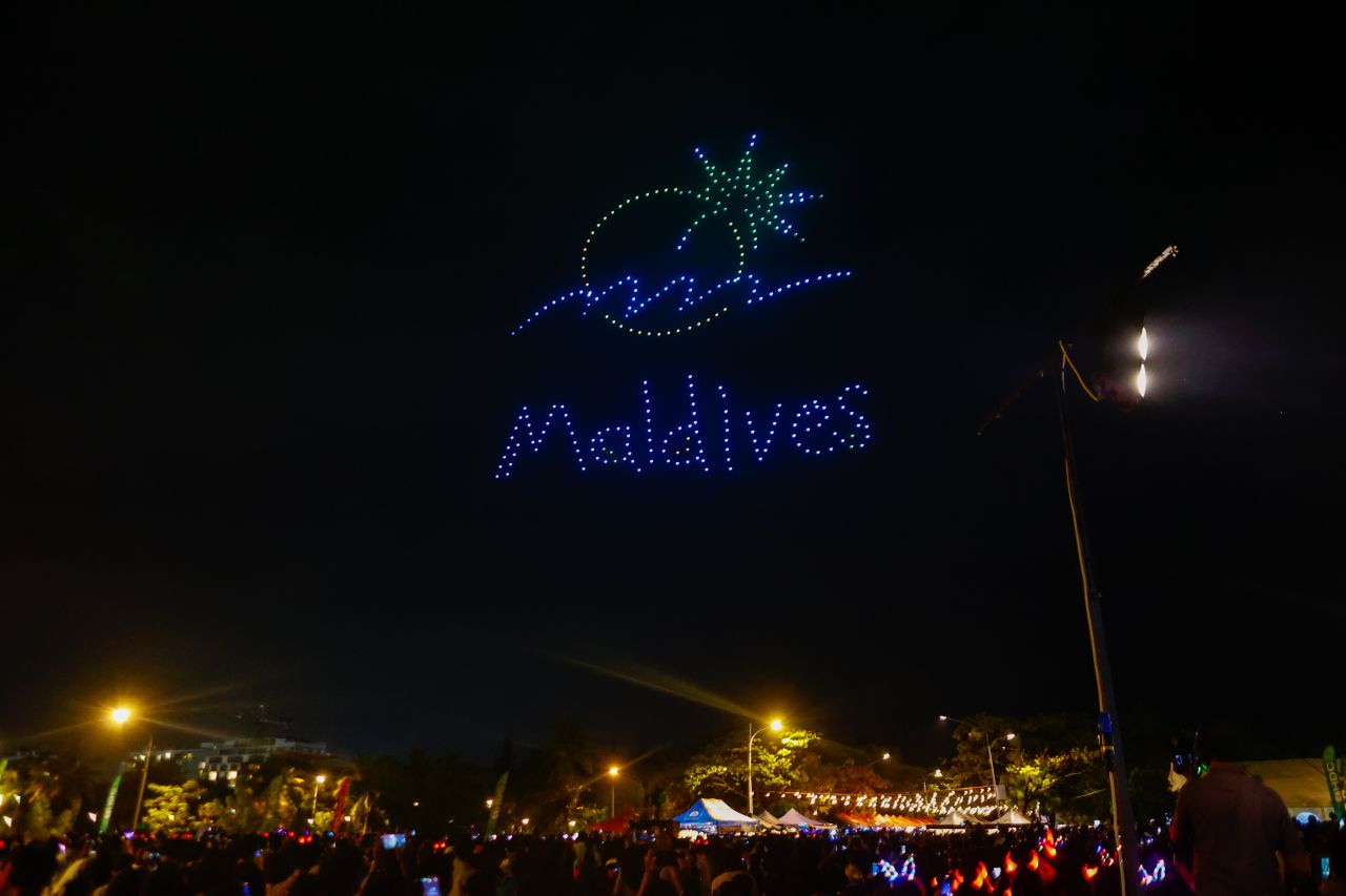 ޑްރޯން ޝޯ އަދި ހަވާ އެރުވުމާ އެކު 2025 އަށް މަރުހަބާ ކިޔުން