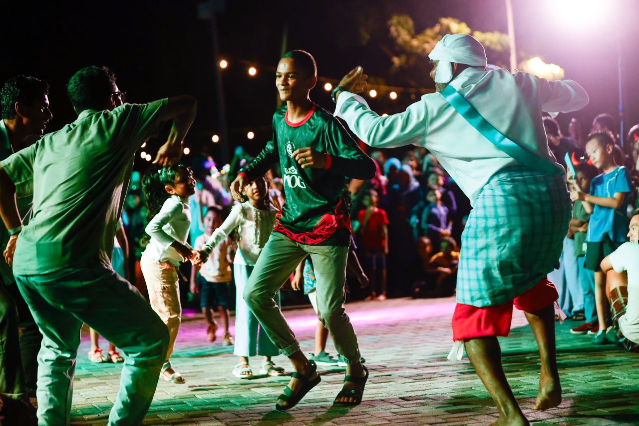 ޑްރޯން ޝޯ އަދި ހަވާ އެރުވުމާ އެކު 2025 އަށް މަރުހަބާ ކިޔުން