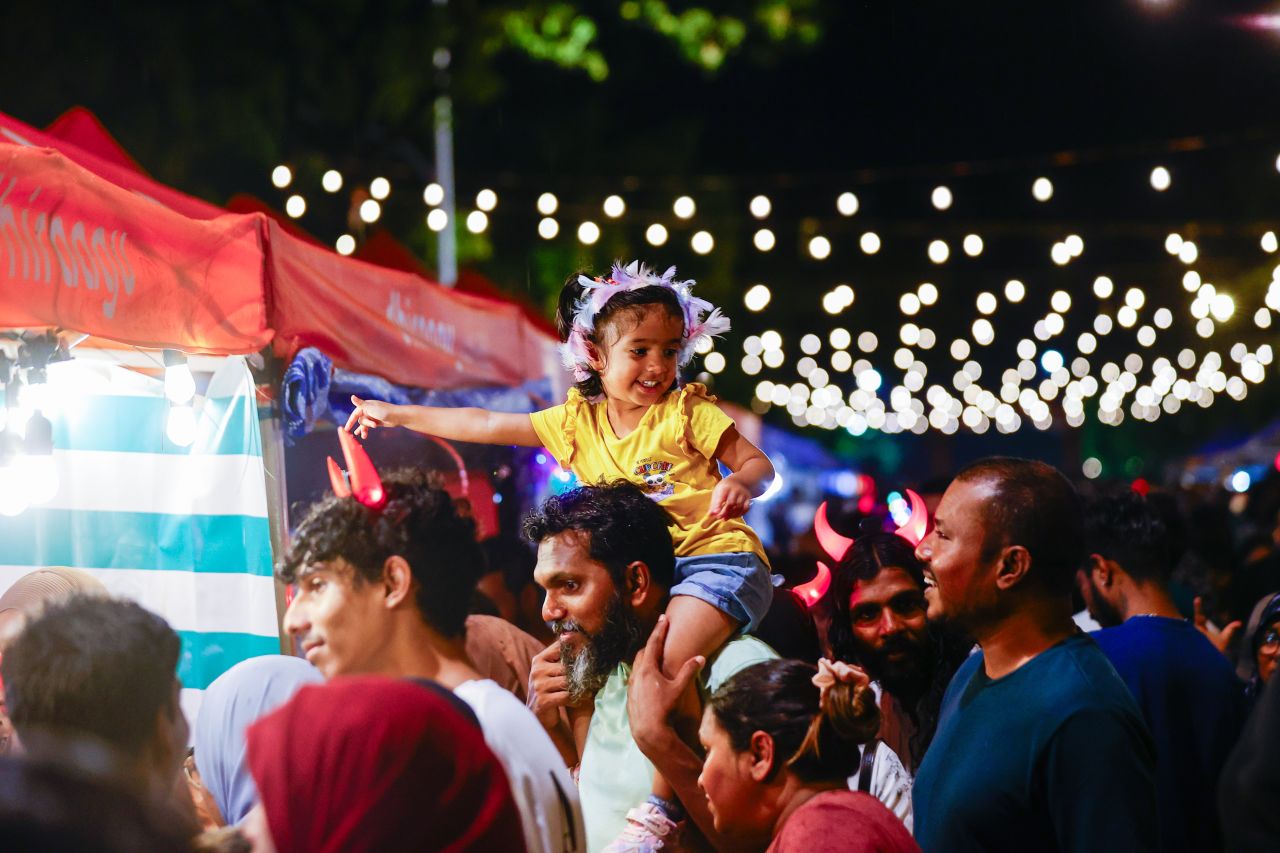 ޑްރޯން ޝޯ އަދި ހަވާ އެރުވުމާ އެކު 2025 އަށް މަރުހަބާ ކިޔުން