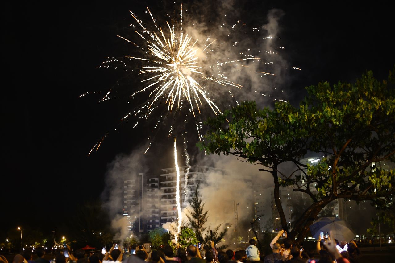 ޑްރޯން ޝޯ އަދި ހަވާ އެރުވުމާ އެކު 2025 އަށް މަރުހަބާ ކިޔުން