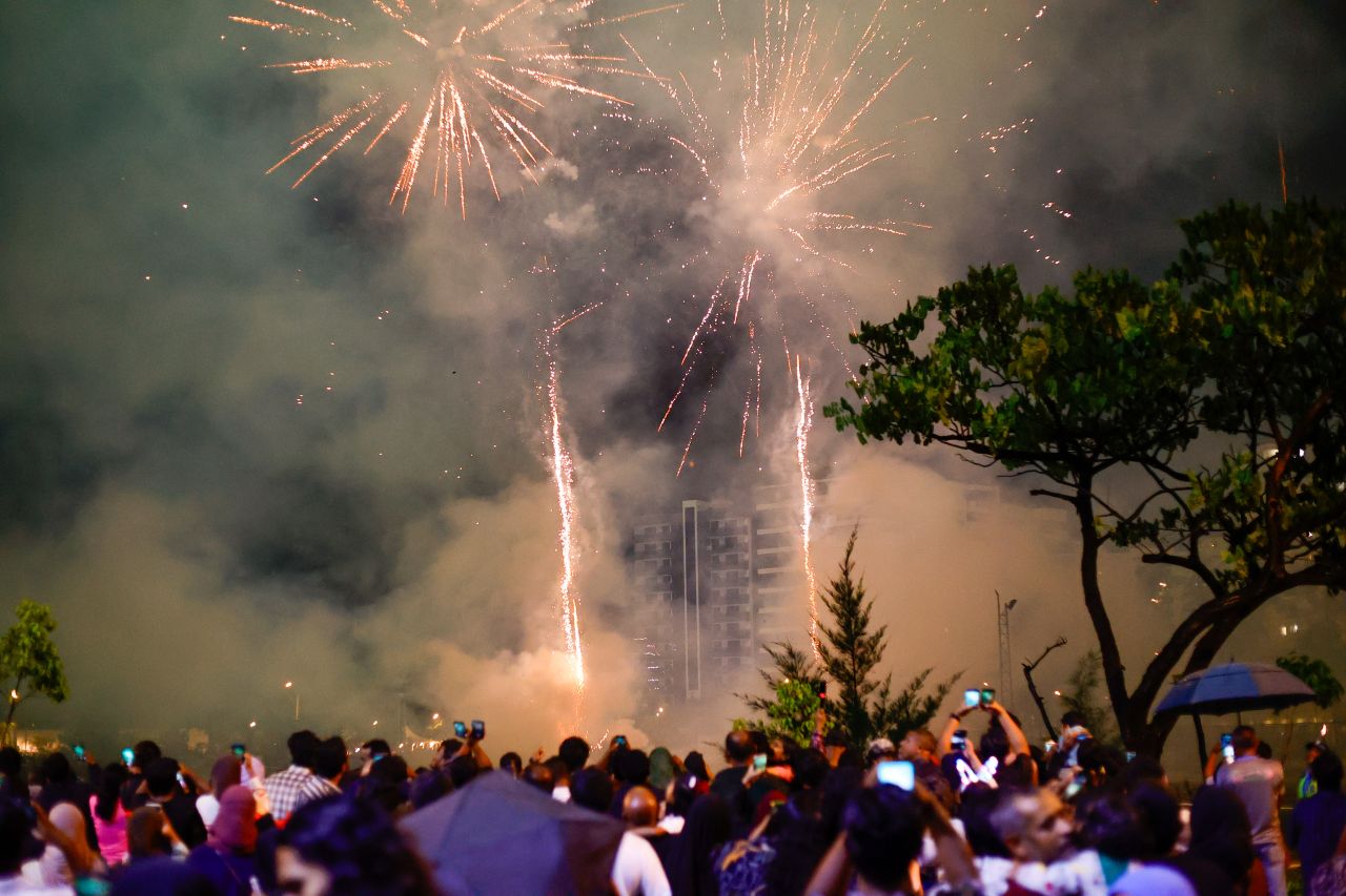 ޑްރޯން ޝޯ އަދި ހަވާ އެރުވުމާ އެކު 2025 އަށް މަރުހަބާ ކިޔުން