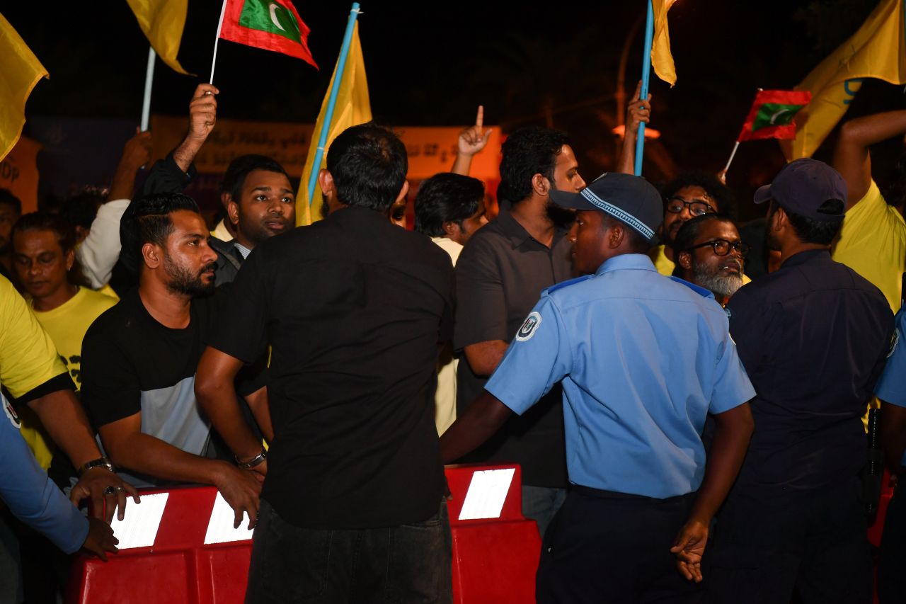 ފުދިއްޖެ ފުނޑިއްޖެ، ހިނގާލުން