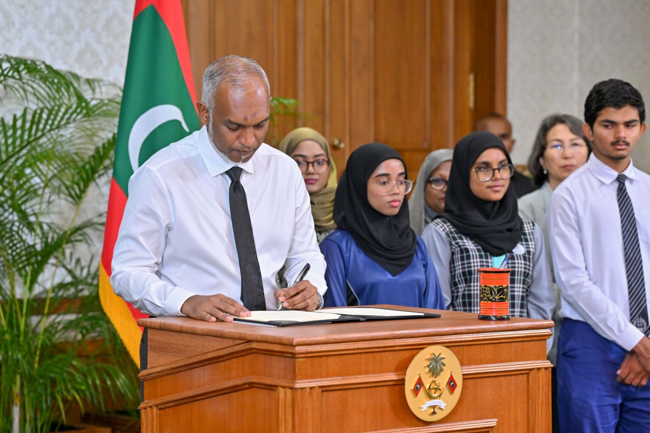 Sih'hee dhaairaa in ehmme nufoozu gadha 100 shahusiyyathu ge thereygai raees muizzu