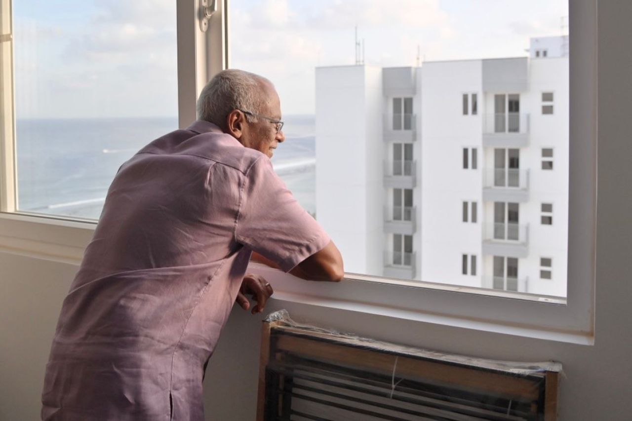 އިބޫ އާ ފްލެޓަތަކަށް ޒިޔާރަތްކުރެއްވުން