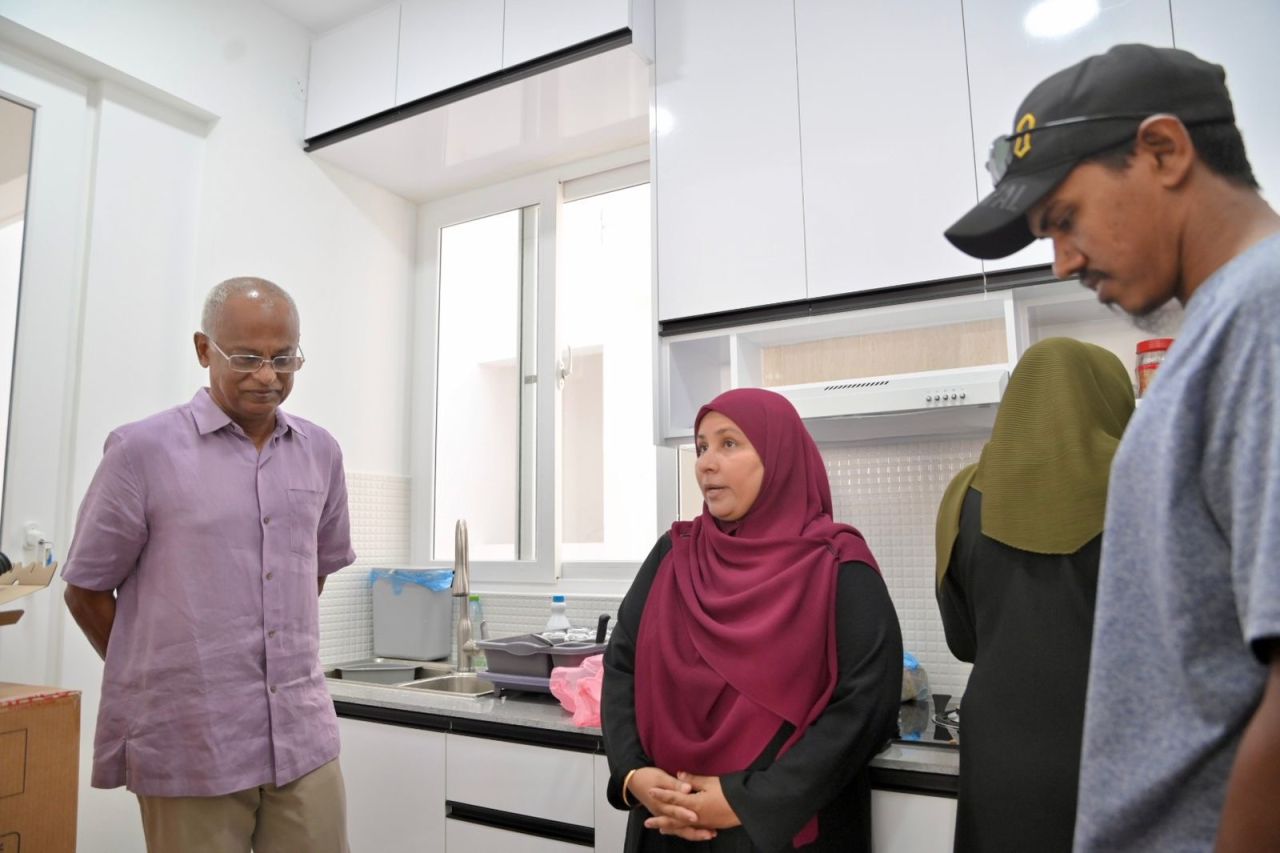 އިބޫ އާ ފްލެޓަތަކަށް ޒިޔާރަތްކުރެއްވުން