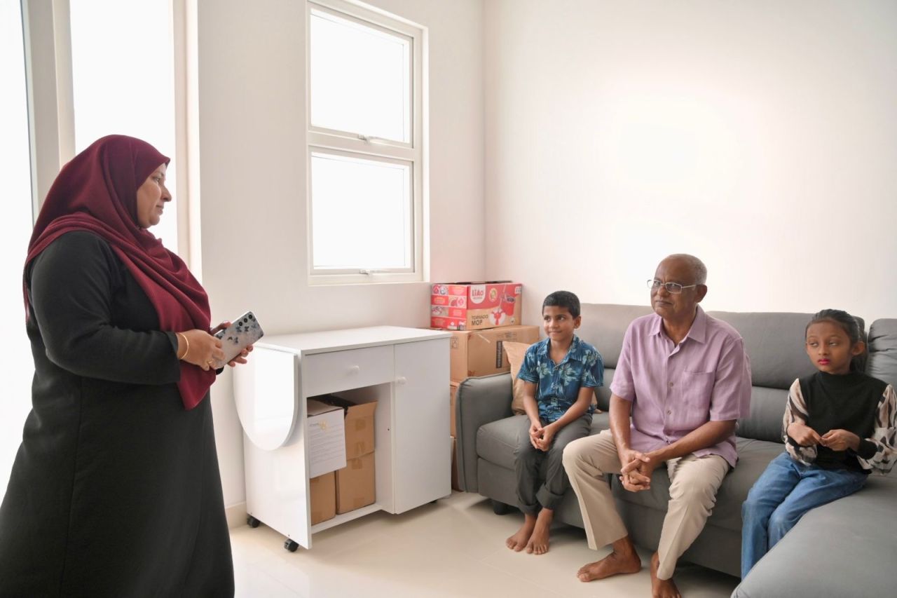 އިބޫ އާ ފްލެޓަތަކަށް ޒިޔާރަތްކުރެއްވުން