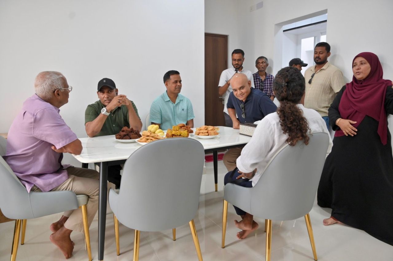 އިބޫ އާ ފްލެޓަތަކަށް ޒިޔާރަތްކުރެއްވުން