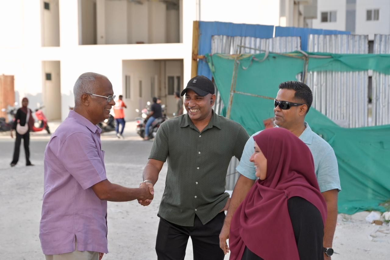 އިބޫ އާ ފްލެޓަތަކަށް ޒިޔާރަތްކުރެއްވުން