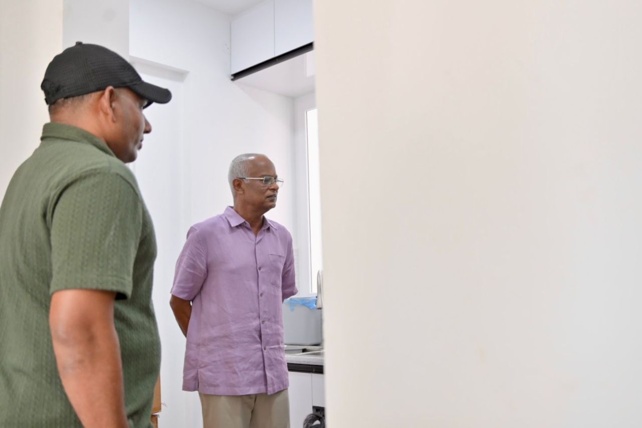 އިބޫ އާ ފްލެޓަތަކަށް ޒިޔާރަތްކުރެއްވުން