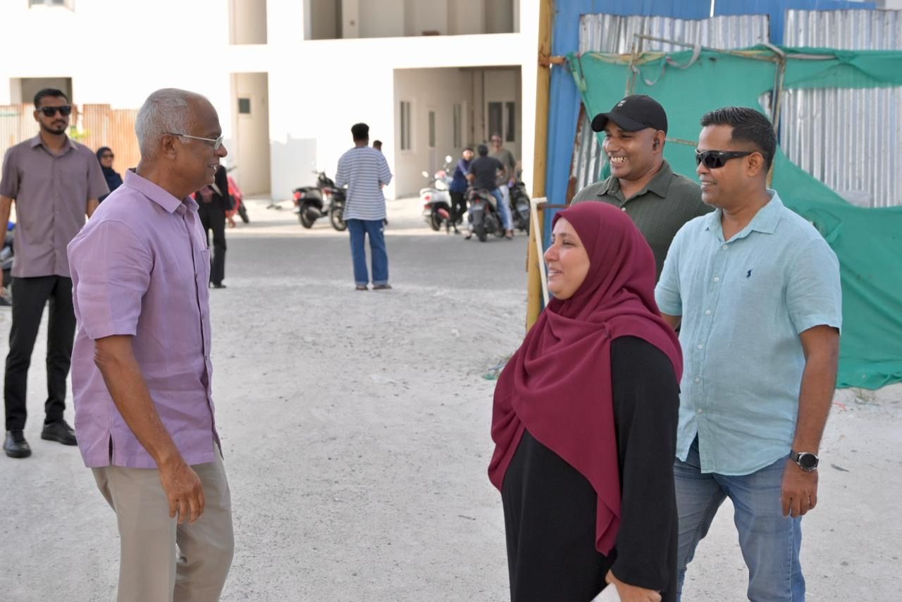 އިބޫ އާ ފްލެޓަތަކަށް ޒިޔާރަތްކުރެއްވުން