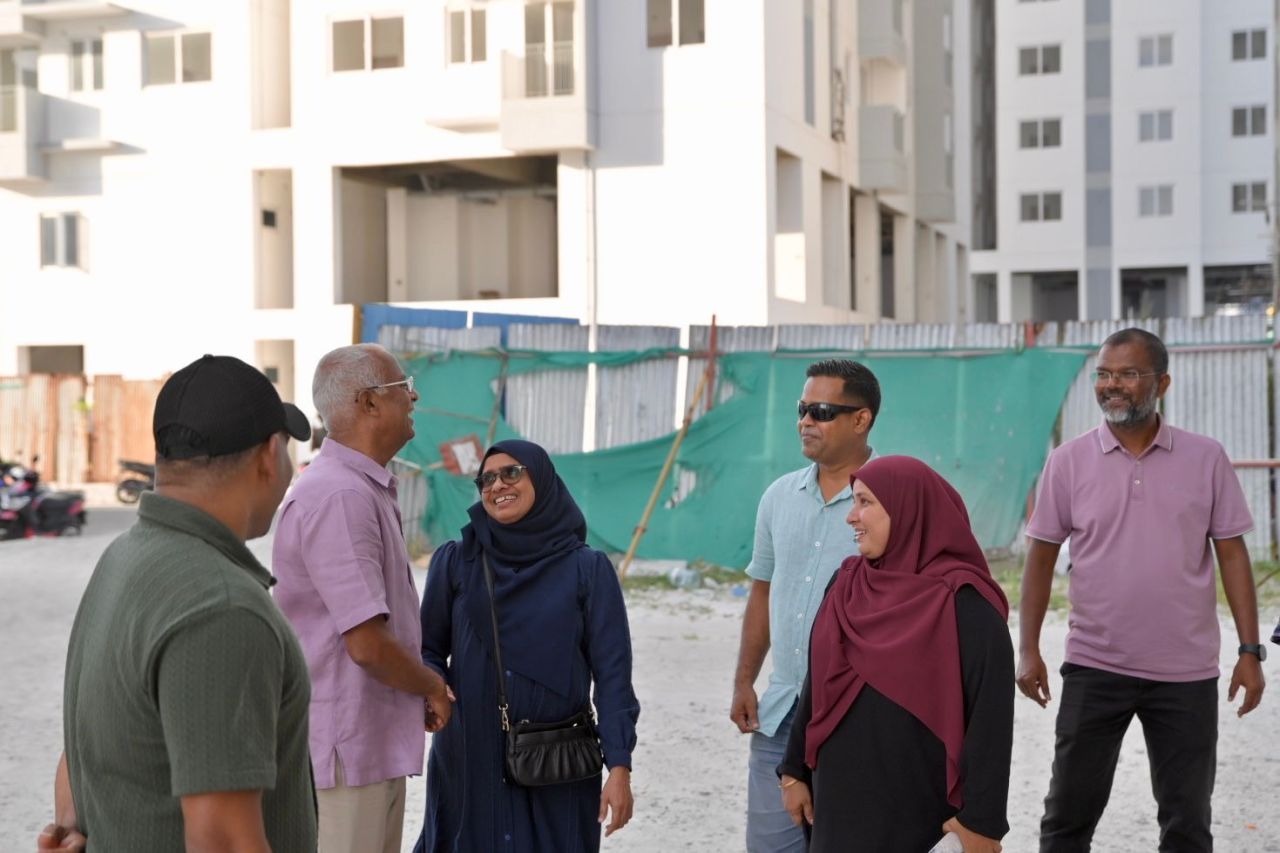 އިބޫ އާ ފްލެޓަތަކަށް ޒިޔާރަތްކުރެއްވުން