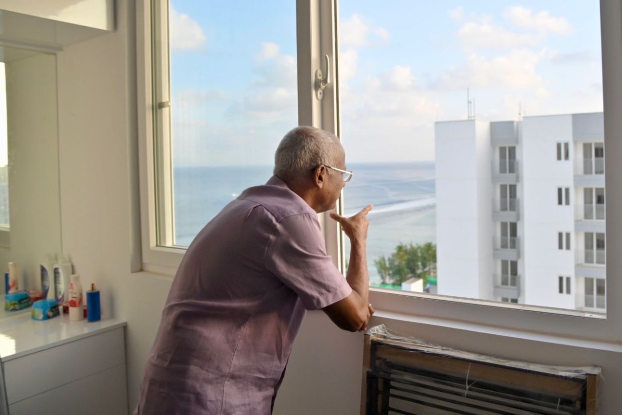 އިބޫ އާ ފްލެޓަތަކަށް ޒިޔާރަތްކުރެއްވުން