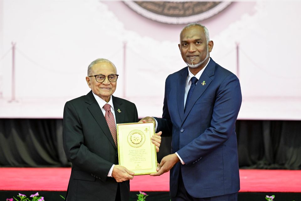 November 3 ge sharafuge addana maumoon ah, vidhaalhuvee eyge hagguverinnakee dhivehi rayyithun kamah