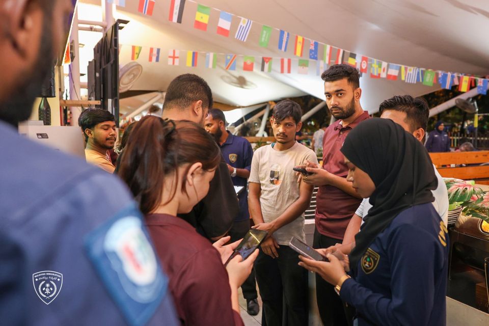 Immigration gr raid mifaharu amaazu kuree foodcourt ah, gavaaidhaa khilaafu 27 bidheysee aku athulaigaiy