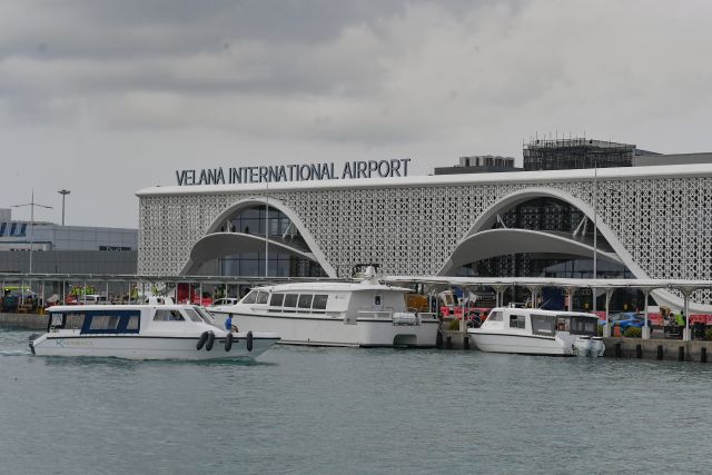 Velana airport in dollar thah feyrunu massallagai thuhumathu kurevey 4 meehaku hayyaru koffi