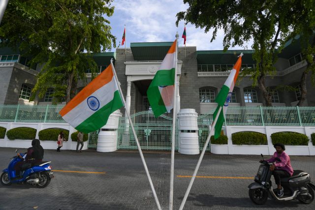 Raajje aai India ge gulhun badhahi kurumah Addu aai Bangalore gai consulate office thakeh gaaim kuranee