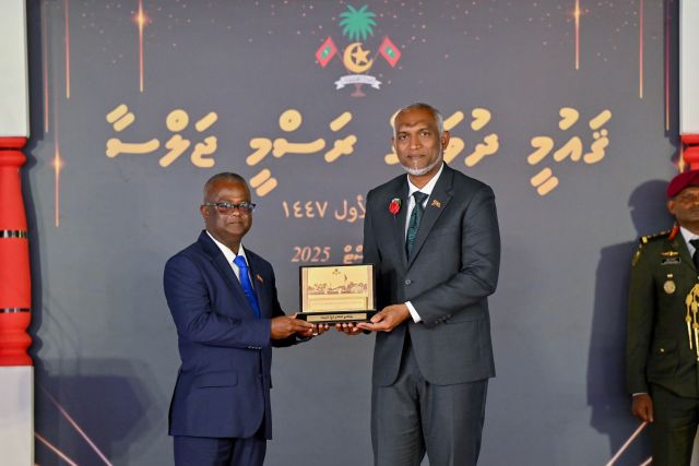 Gaumiyyathah hidhumaiy kurumuge khaassa sharaf, Utheem rayyithunnah aruvaifi