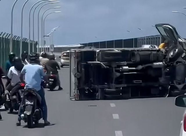 Highway gai pickup eh furolhaali accident gai meehakah gehllumeh nuvey