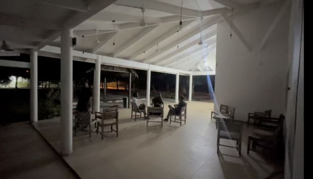 Gellumugai hingan jeheythee Kooddoo Airport ge Cafe' bandhu koffi